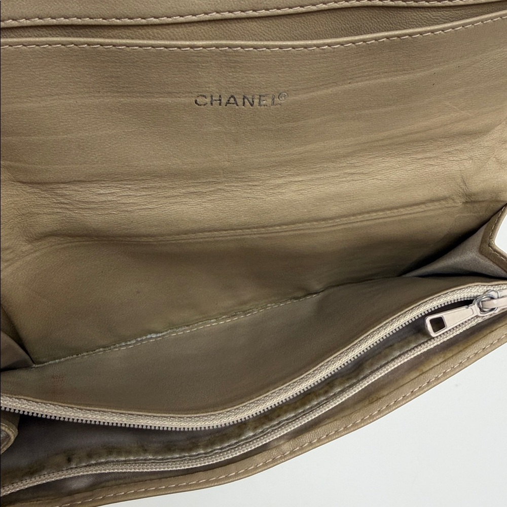 CHANEL Beige and Cream Quilted Logo Key & Card Holder - Picture 16 of 16